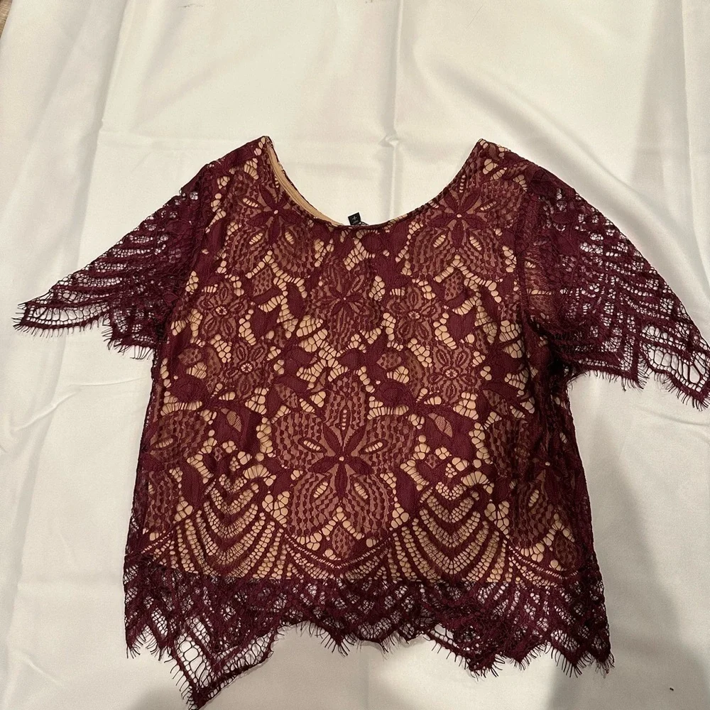 Express short sleeve lace burgundy top - size small - Picture 4 of 4